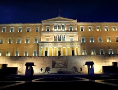 Ποιος είναι ο άνδρας που έριξε γκαζάκι στον προαύλιο χώρο της Βουλής